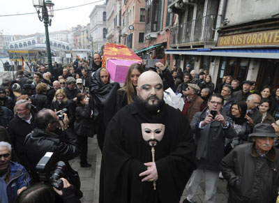 当地居民为威尼斯举行“葬礼” 警示高生活成本导致人口锐减