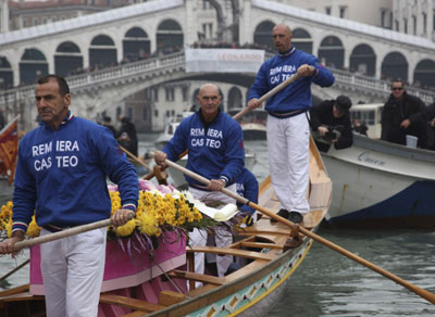 当地居民为威尼斯举行“葬礼” 警示高生活成本导致人口锐减