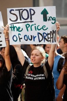 加州大学学生占据学校大楼 抗议学费上涨