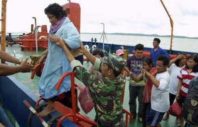 印尼载有242人渡轮沉没 风浪太大救援进展缓慢