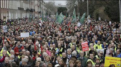 爱尔兰25万工人大罢工 抗议政府减薪计划