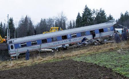 俄火车脱轨造成39死100多伤 官员称系爆炸所致