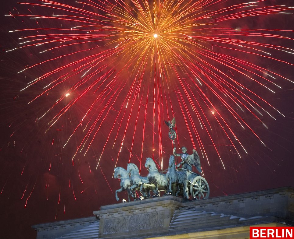 世界各地喜迎新年 烟花表演绚丽登场
