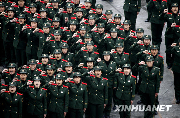 2000女兵列队组成世博会会徽图案