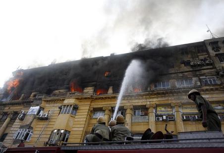 印度百年古建筑失火 24人丧生20人受伤