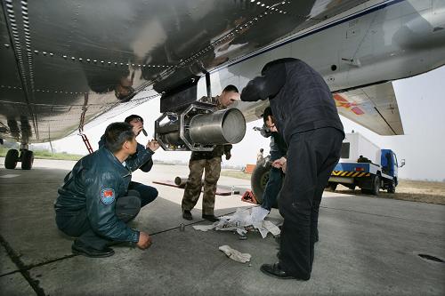 组图:成空14架运输机投入西南地区抗旱(2)