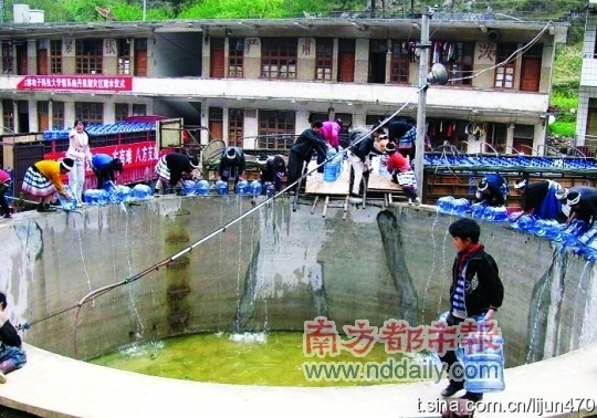 一张旱区捐水照引发网络大质疑 捐水没捐桶被疑作秀
