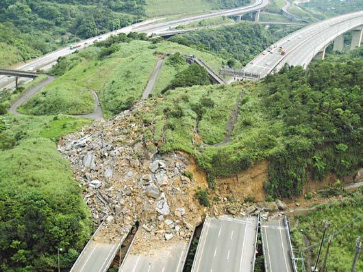 台高速路遇山崩疑埋5车 24小时开挖救人(图)