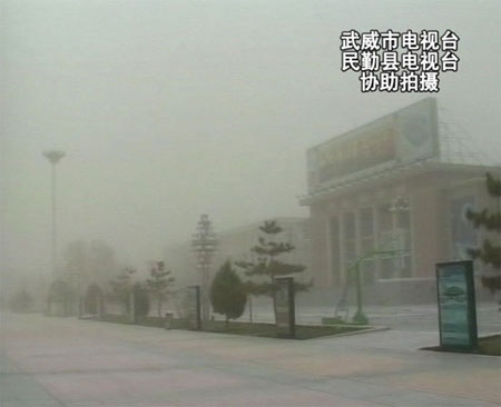 甘肃民勤黑风暴能见度几为零 专家称已无法根治