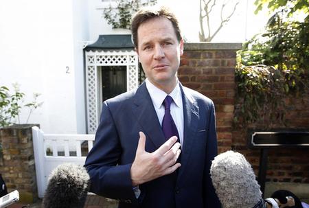 克莱格“脚踩两只船” 称布朗辞职有助于政府过渡