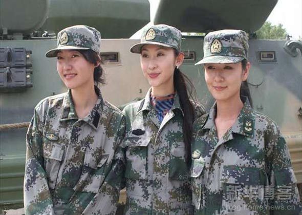军营里迎来30名模特