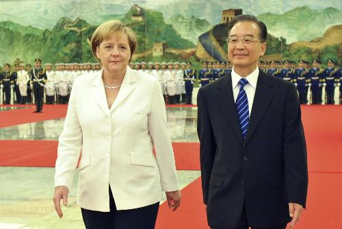 国务院总理温家宝同来访的德国总理默克尔举行会谈