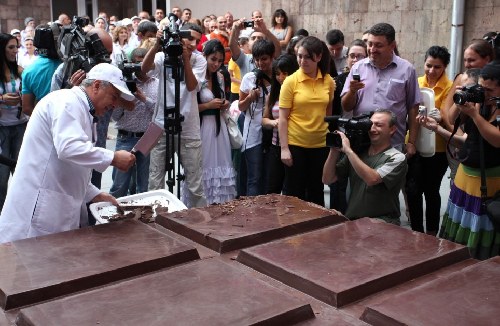 亚美尼亚巨型巧克力重达4.41吨 刷新吉尼斯世界纪录