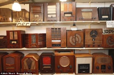 英八旬老翁酷爱无线电 搜集千余台收音机自建博物馆