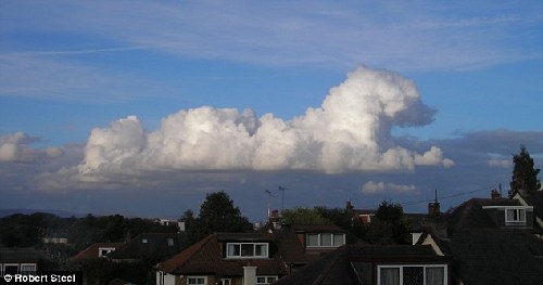 英国居民抓拍天空精彩瞬间 云朵造型逼真似人脸
