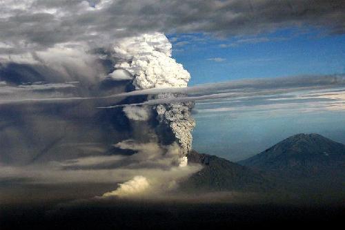 印尼默拉皮火山一夜夺78命 总统称将强制居民撤离