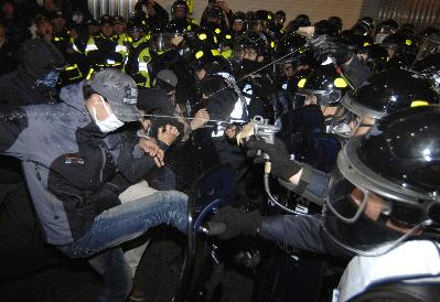 韩国数万人游行反对G20峰会 一名恐怖嫌疑人被捕
