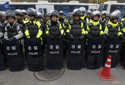韩国防暴警察严阵以待