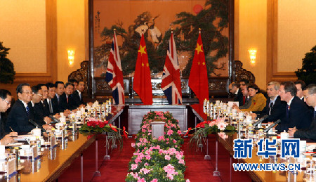 温家宝与英国首相卡梅伦举行会谈