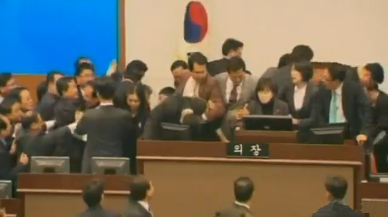 是否提供免费学生餐惹争执 韩两党议员在国会打群架