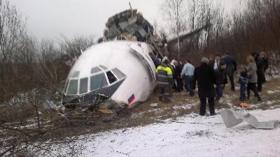 俄客机发动机全失灵 迫降时冲出跑道2死83伤