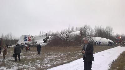 俄客机发动机全失灵 迫降时冲出跑道2死83伤