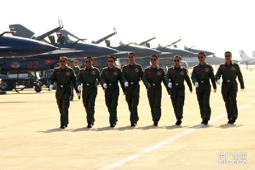 中巴表演队飞行员互赠礼物告别航展