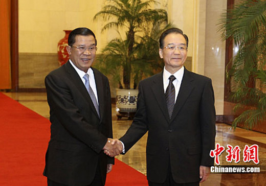 温家宝同柬埔寨首相会谈(图)