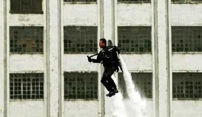 英展出“水上飞人”装置 背包送你上30米高空