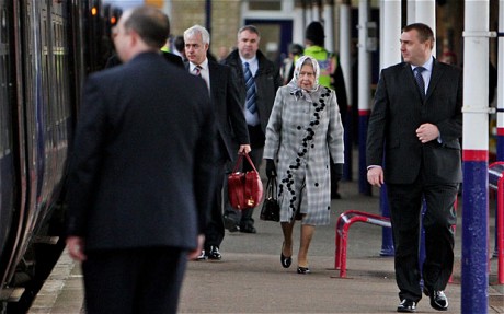 英女王乘火车回伦敦 卡米拉“王后梦”或成真