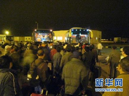 我国通过海陆空组织人员从利比亚撤离回国(图)