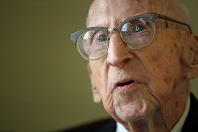 “世界最长寿男性”寿终正寝  享年114岁