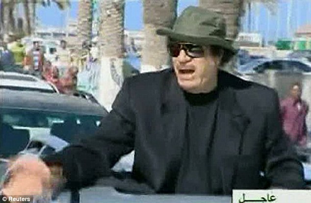 卡扎菲坐敞篷车高调亮相 时机耐人寻味