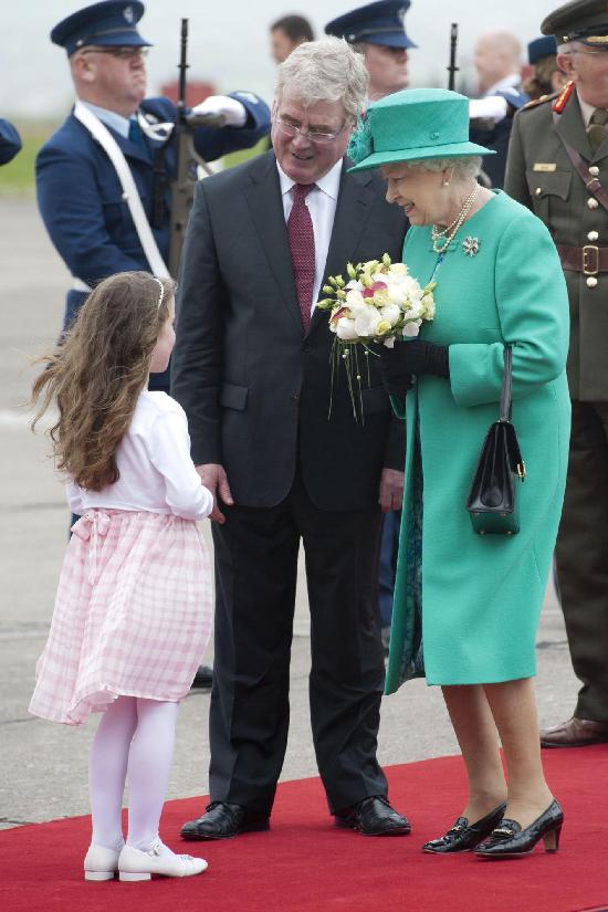 英女王抵达都柏林开始对爱尔兰进行访问