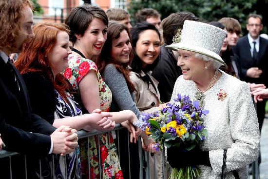 英女王抵达都柏林开始对爱尔兰进行访问
