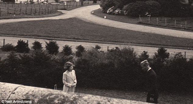 英媒公布女王与丈夫72年前首次见面照片