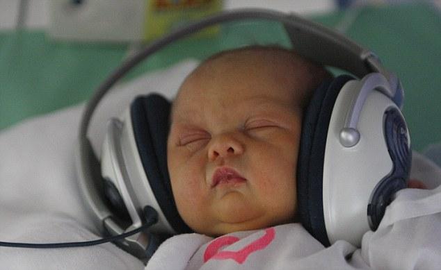 住院婴儿减压新法：戴耳机听古典音乐