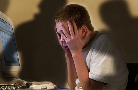 沉迷社交网站不知险 英国1/5儿童曾遭遇“网霸”