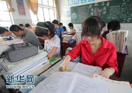 今年我国约有933万考生参加高考