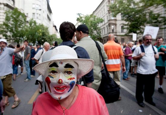 图文:匈牙利民众扮小丑抗议取消提前退休金