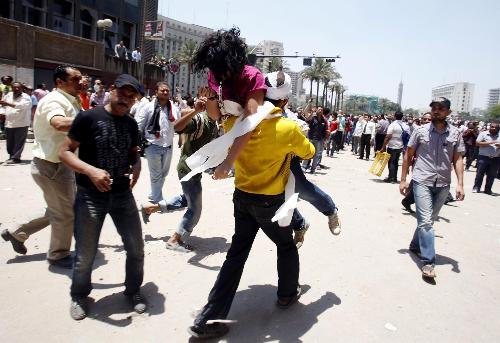 埃及开罗解放广场大规模流血冲突致1036人受伤
