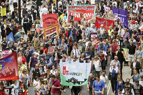 英国数十万公共部门员工罢工抗议养老金改革