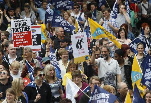 英国数十万公共部门员工罢工抗议养老金改革