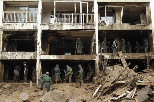 韩国遭洪灾泥石流袭击60人死亡 百余士兵紧急排查边境地雷