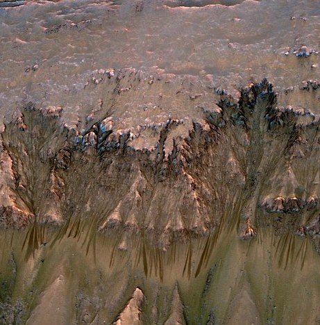 探测器图片显示最新证据 火星表面可能存在液态水