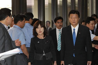 日本前外相前原诚司访问日俄有争议岛屿