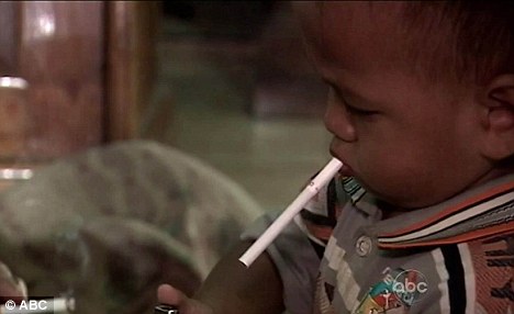 印尼小烟民震惊世界：2岁儿童吞云吐雾