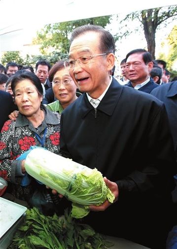 温家宝考察周末蔬菜直销市场 强调建好城市菜篮子