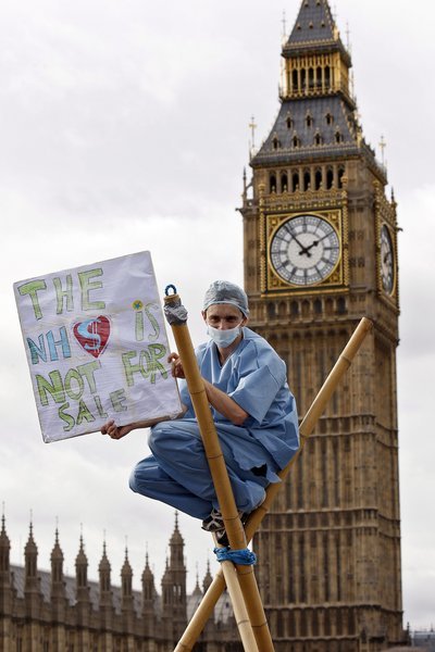 伦敦民众举牌抗议医保改革