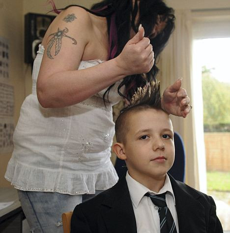 英国男孩莫西干发型遭学校排斥家长欲让其转学